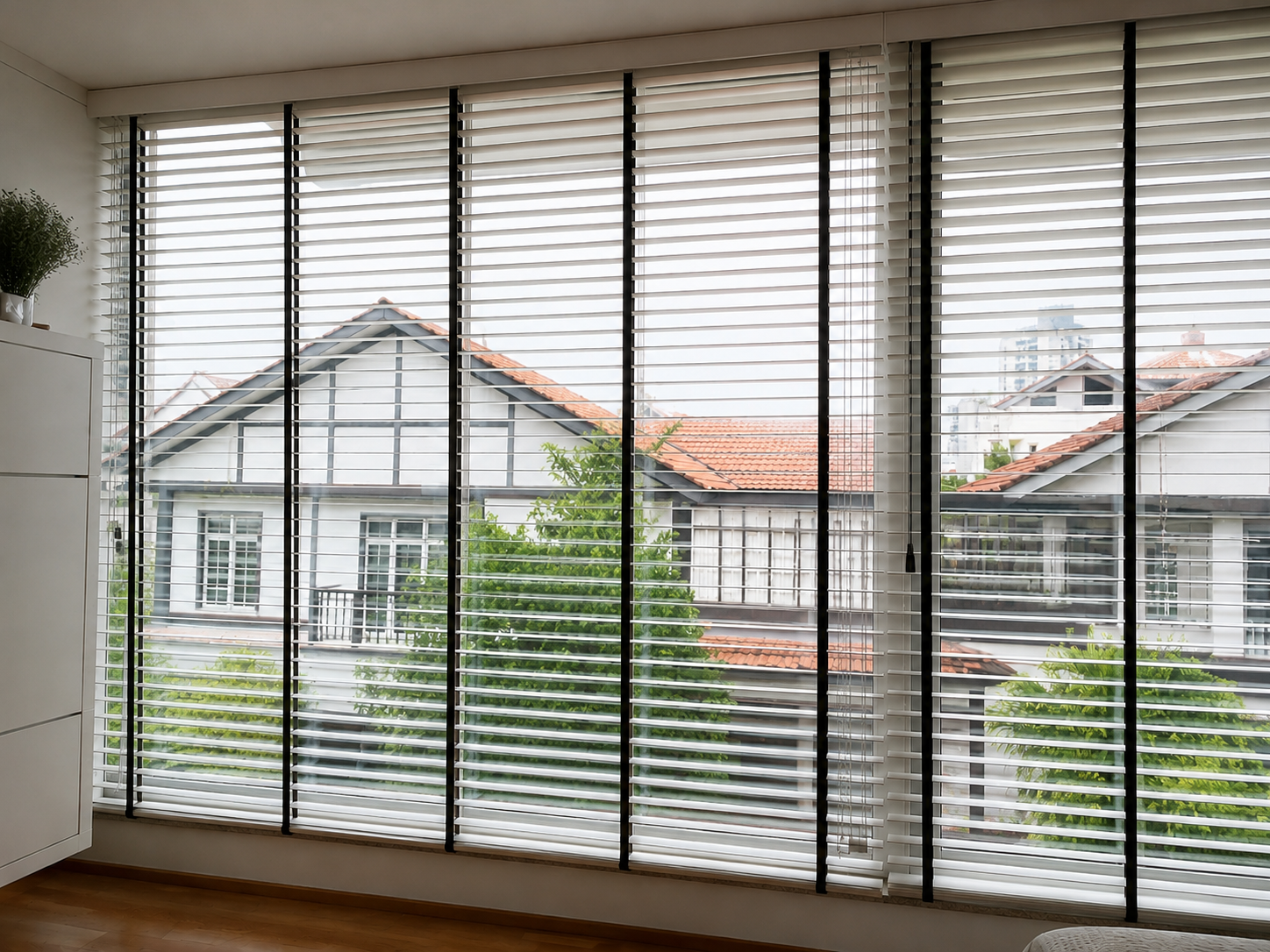 Venetian blinds with adjustable horizontal slats